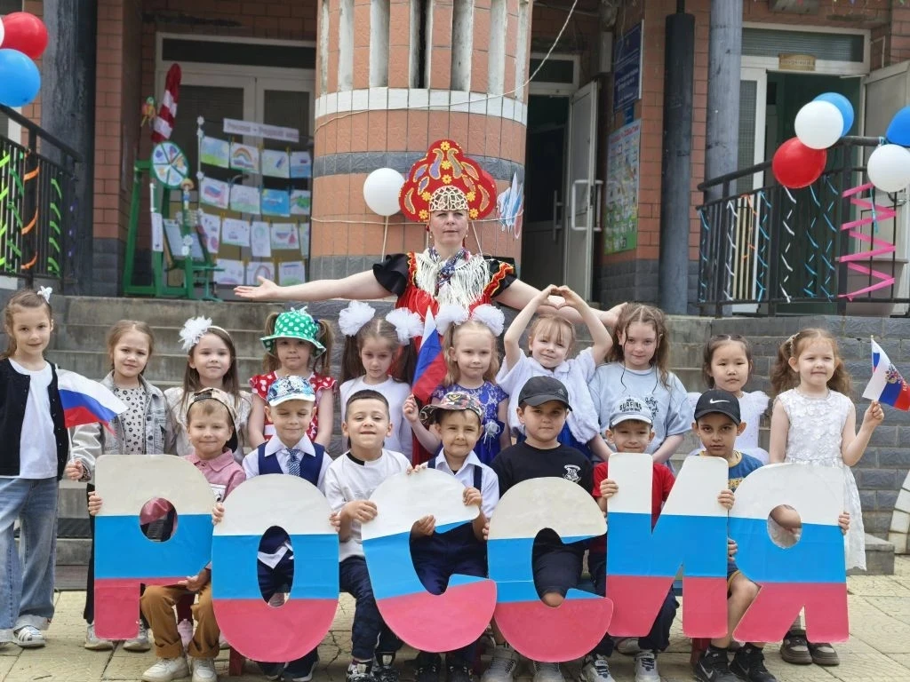 🇷🇺С любовью к России с малых лет! 🇷🇺 Всех с наступающим ДНЁМ РОССИИ. Пусть наша страна всегда ос