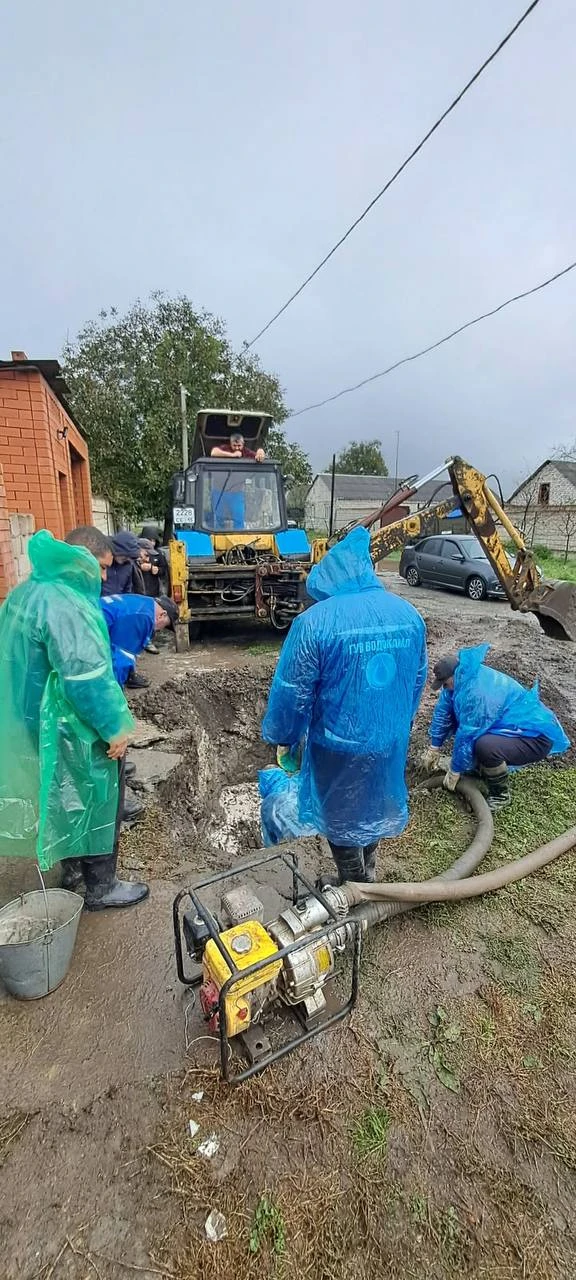 🟦Бригада Водоканала устранила утечку на ул. Лазарова в Эльхотово.