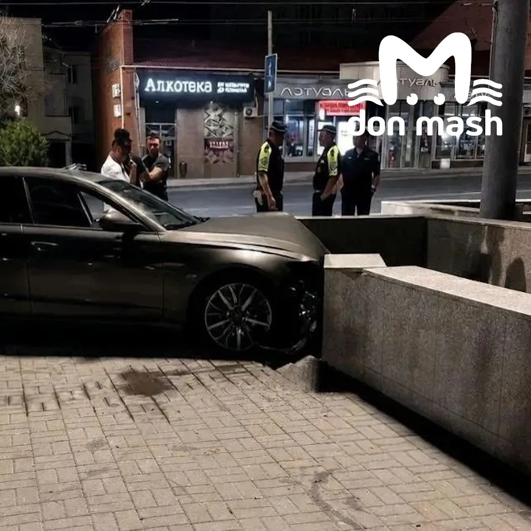 BMW вылетел на тротуар после аварии возле сквера Фрунзе в Ростове.
