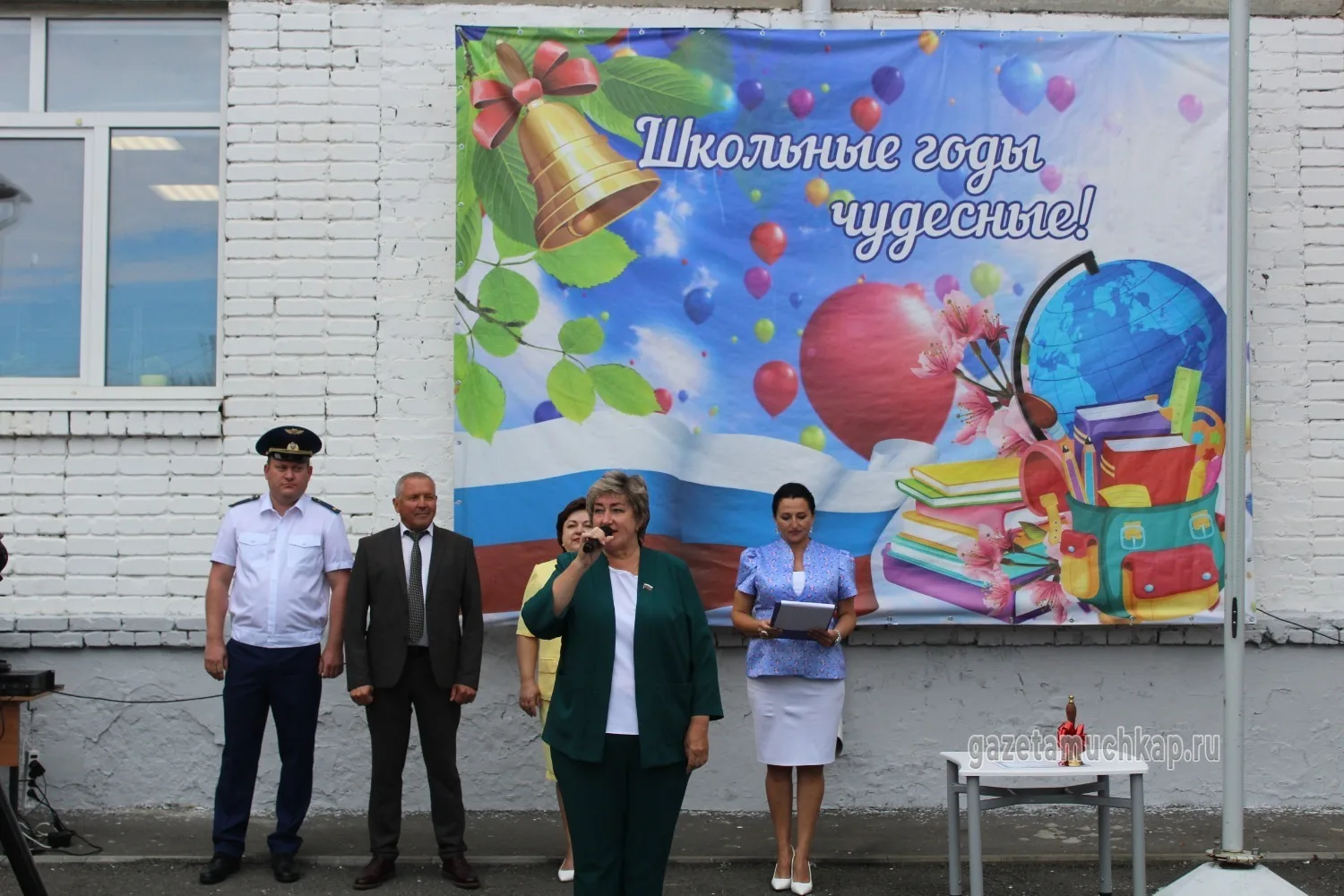 Дорогие школьники, уважаемые учителя и родители! От всего сердца поздравляю вас с этим ...