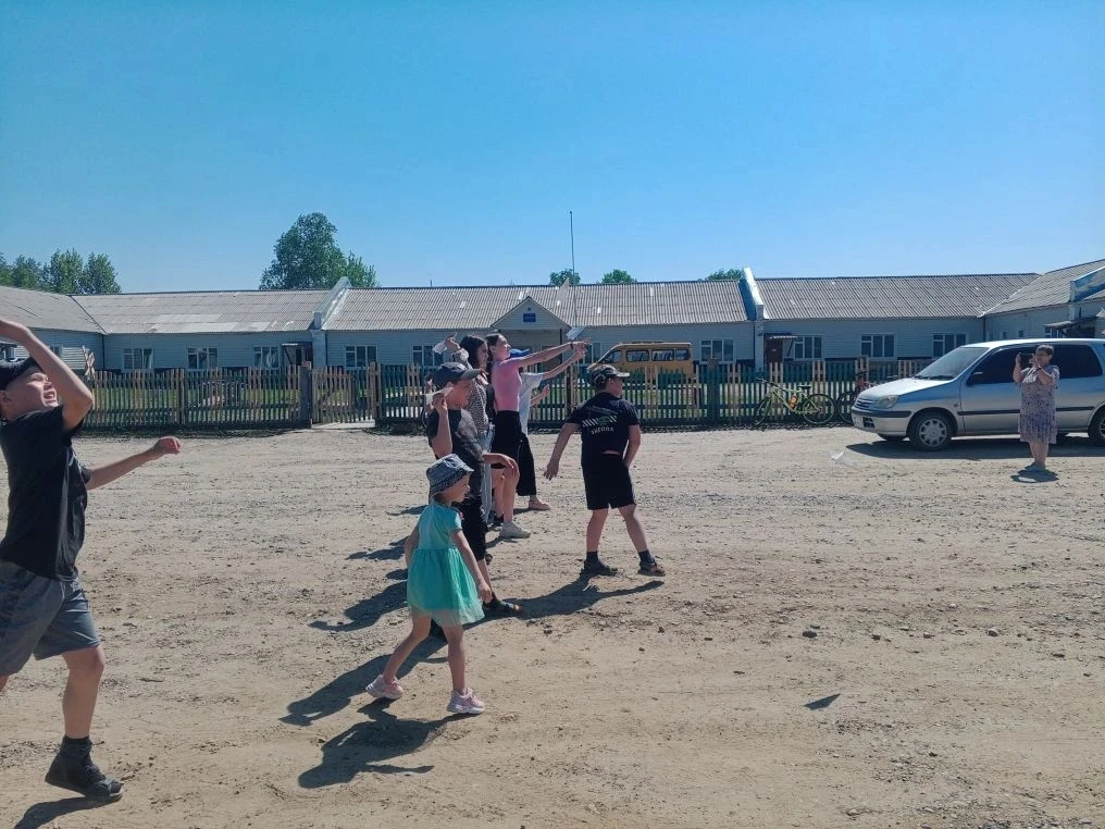В п. Новоназимово 4 июня в 13.00 ч. Провели игровую программу ,,Вместе весело играть,,....