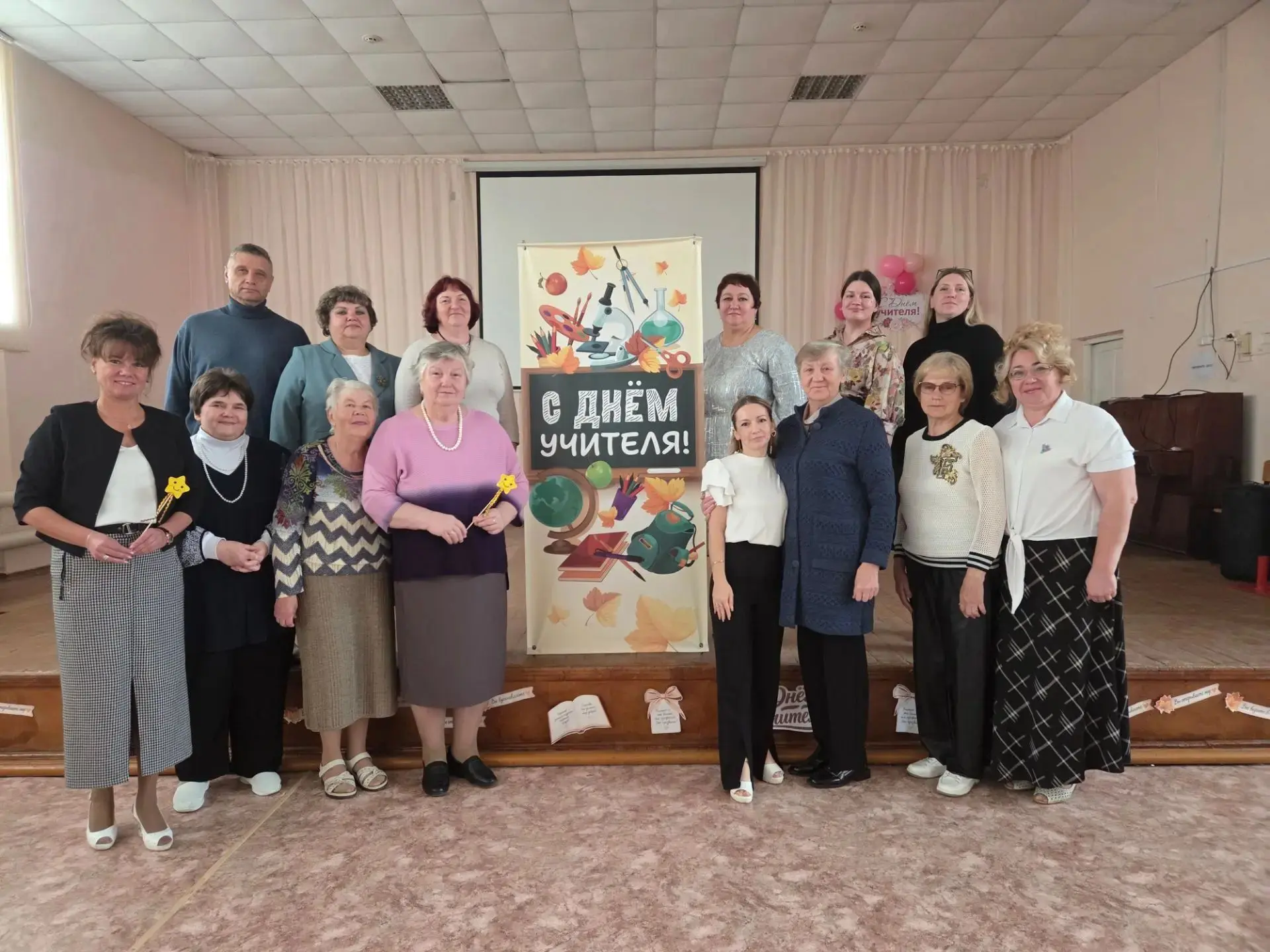 🎉 5 октября в МКОУ ЦО № 4 состоялся праздничный концерт, посвящённый Дню учителя! 🍂