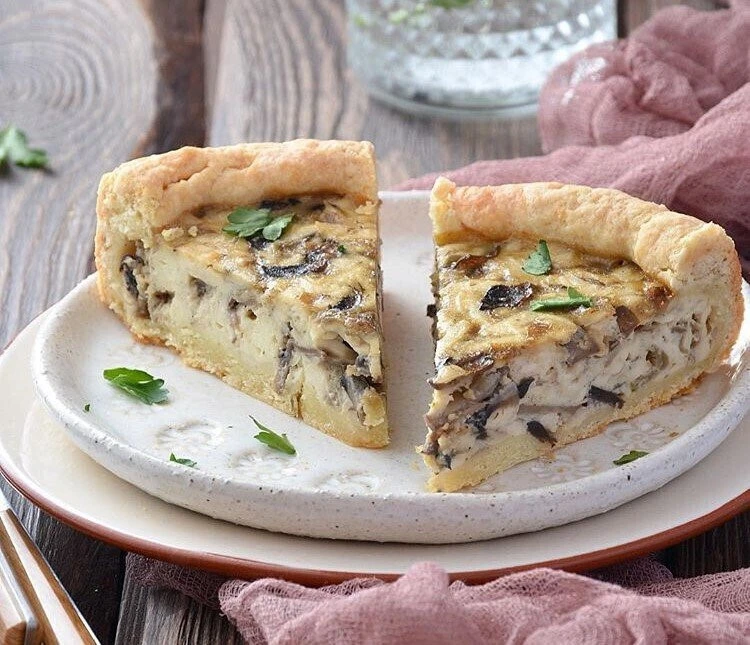 Готовим  пирог с начинкой из сыра и шампиньонов