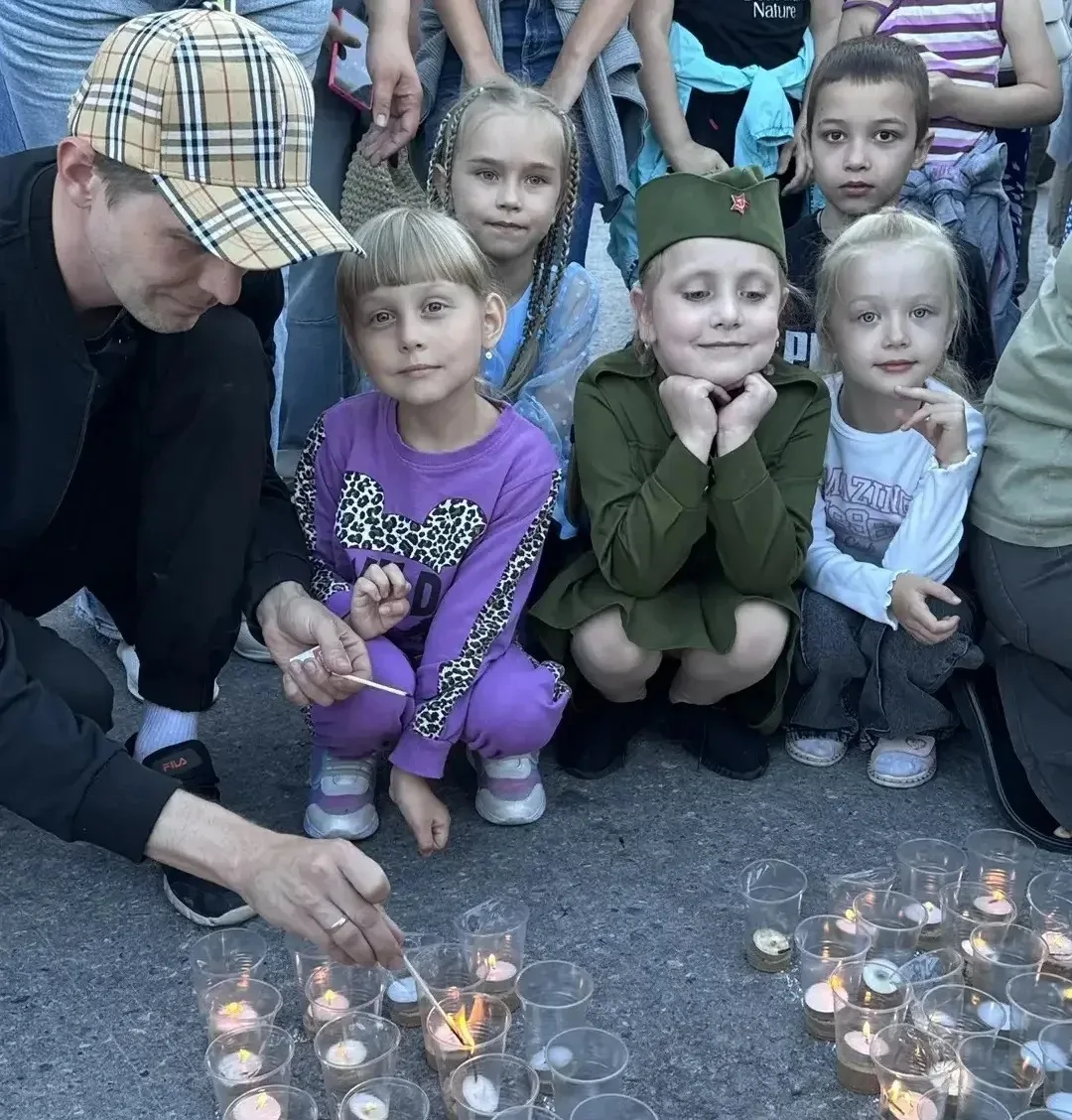 Воспитанники нашего ДОУ вместе с родителями приняли участие в акции «Огненные картины войны» 🕯️. В 