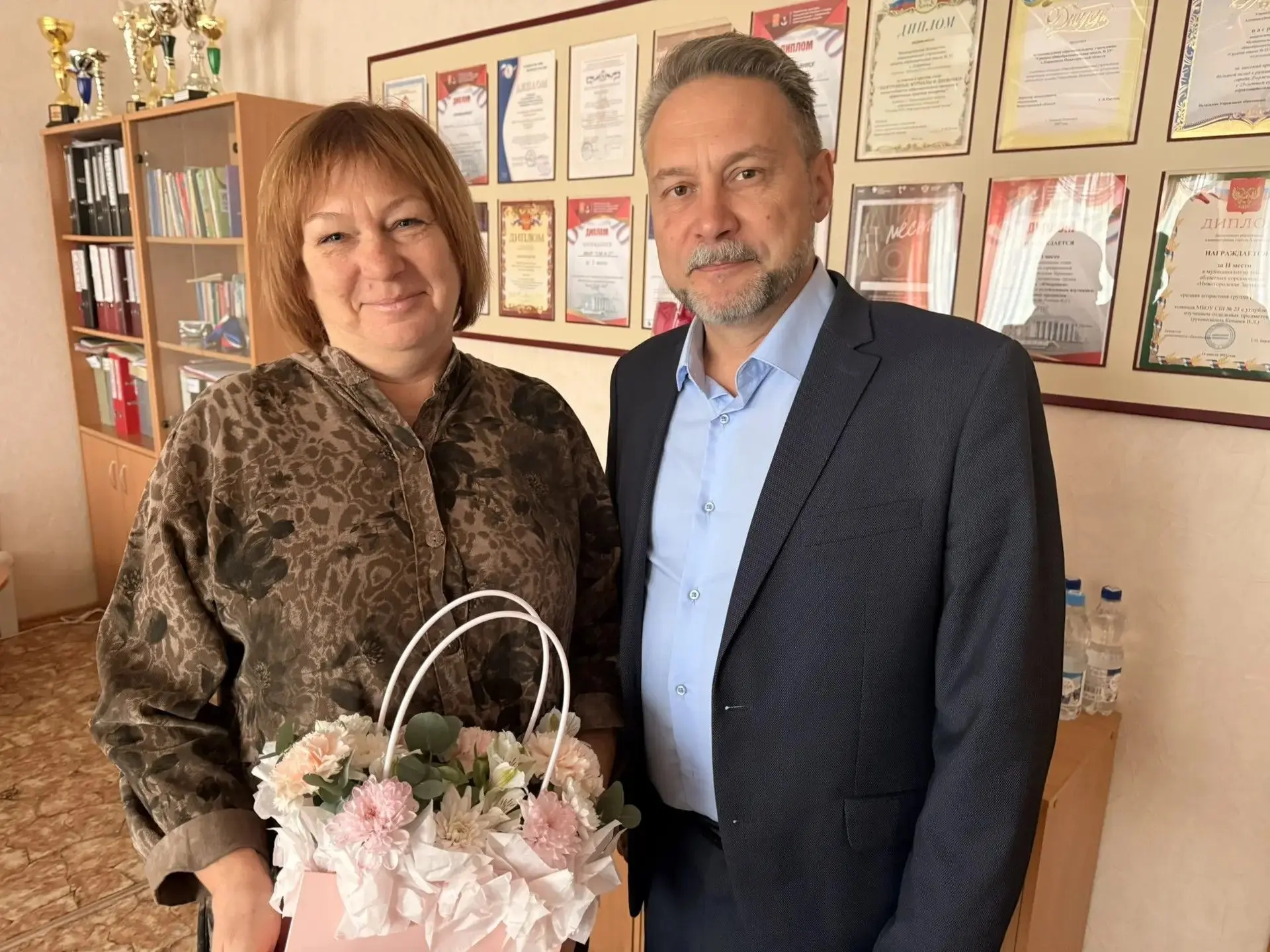 🍁В День учителя депутаты городской Думы поздравили педагогов на своих округах с профес...