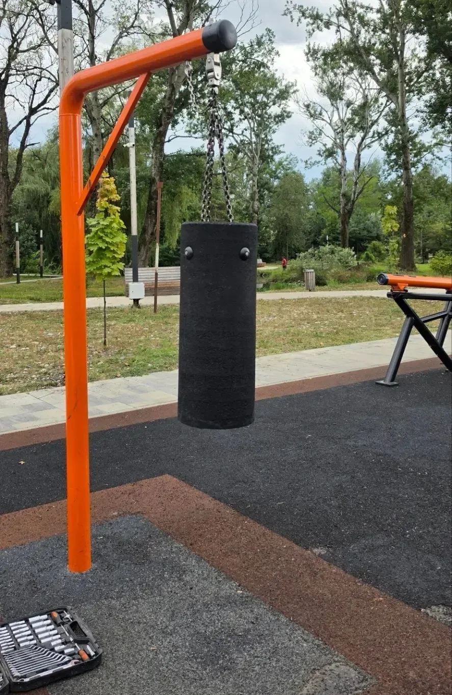 Кому помешала груша?..