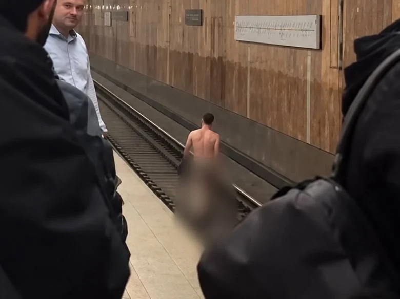 😳 Голый мужчина спрыгнул на рельсы в московском метро