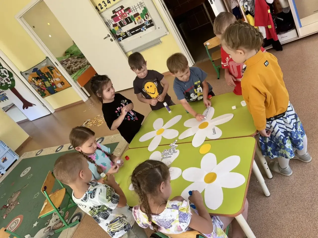 🌼 «Ромашка добра и любви» — занятие ко Дню семьи в группе «Незабудка»

Сегодня наши малыши из второ