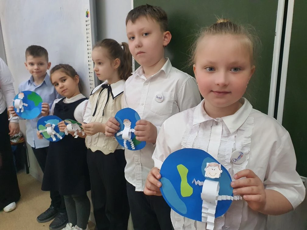 ПУТЬ К ЗВЕЗДАМ НАЧИНАЕТСЯ ЗДЕСЬ!  ✏️В преддверии Дня космонавтики активисты «Движения Первых», совме