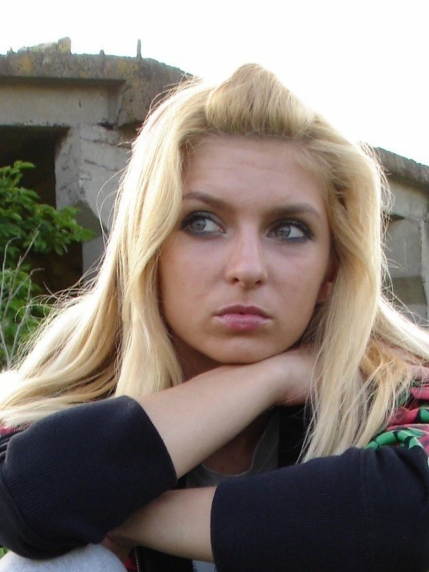 Привет, Мария, мне 34, есть доченька. Выживаем в поселке.