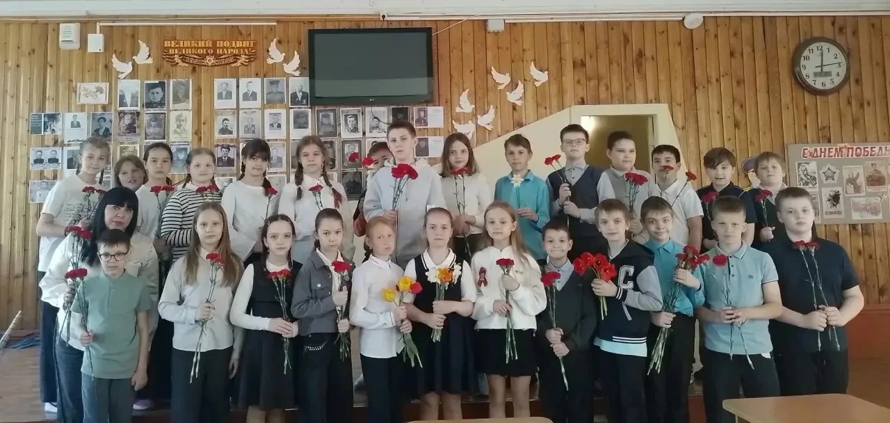 Каждый цветок, возложенный к подножию памятника, - это символ  нашей общей памяти и признательности.