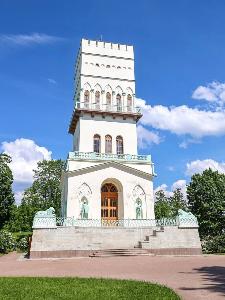 Белая башня в Александровском парке Царского Села.

Один из самых необычных павильонов XIX века, пос