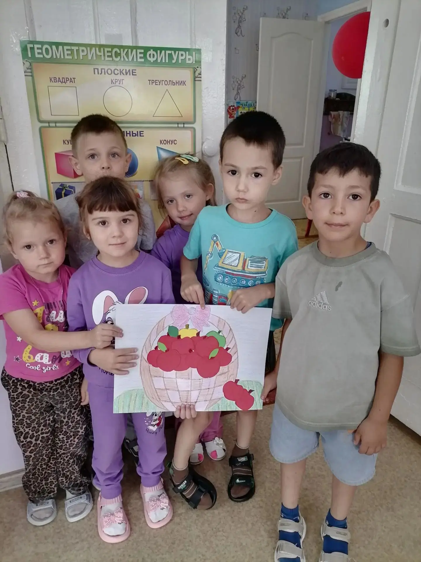 Жёлтые и красные, белые - хрусть, хрусть, кожицей атласною навевают грусть. Нет меж ним...