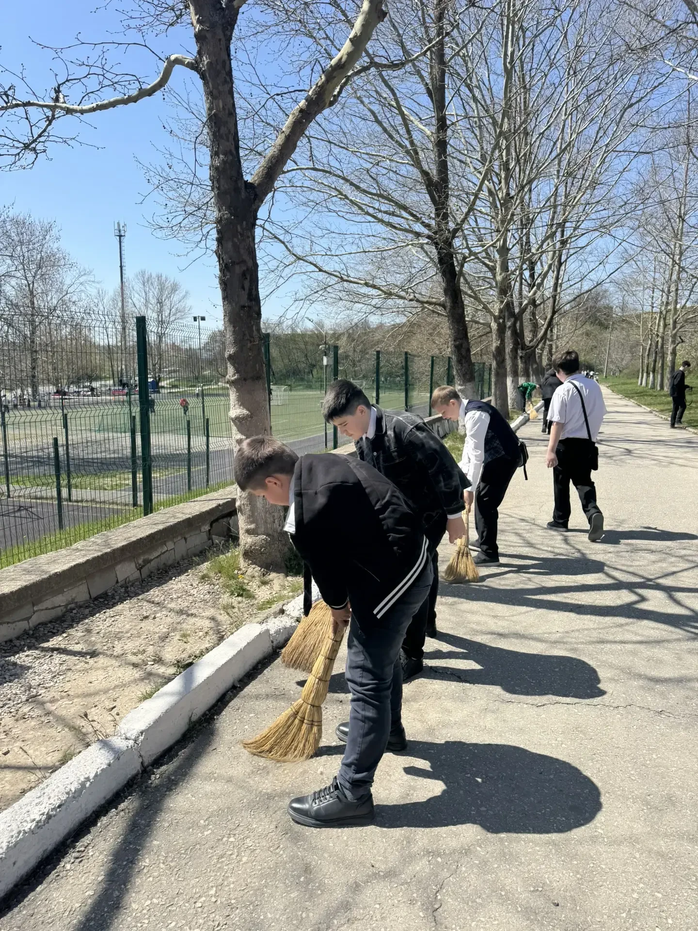 Готовимся к 1 Мая с пользой! Ученики 5 - Д класса вместе с классным руководителем Шехмамбетовой Алим