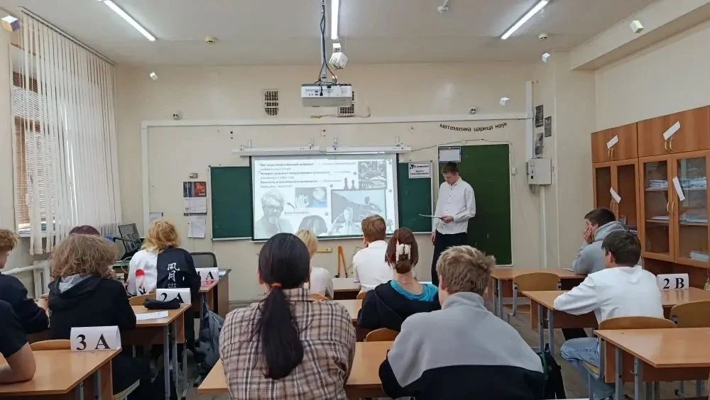 🧠 Искусственный интеллект в физике: новые горизонты обучения На днях в 8 Б классе прошёл классный ча