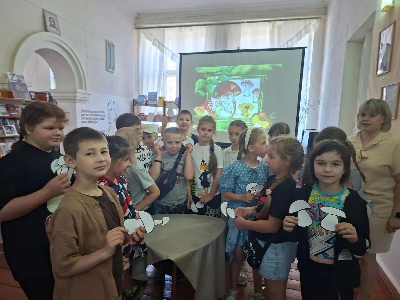 В районной библиотеке прошел игровой час «Грибной квест: приключения по лесу».