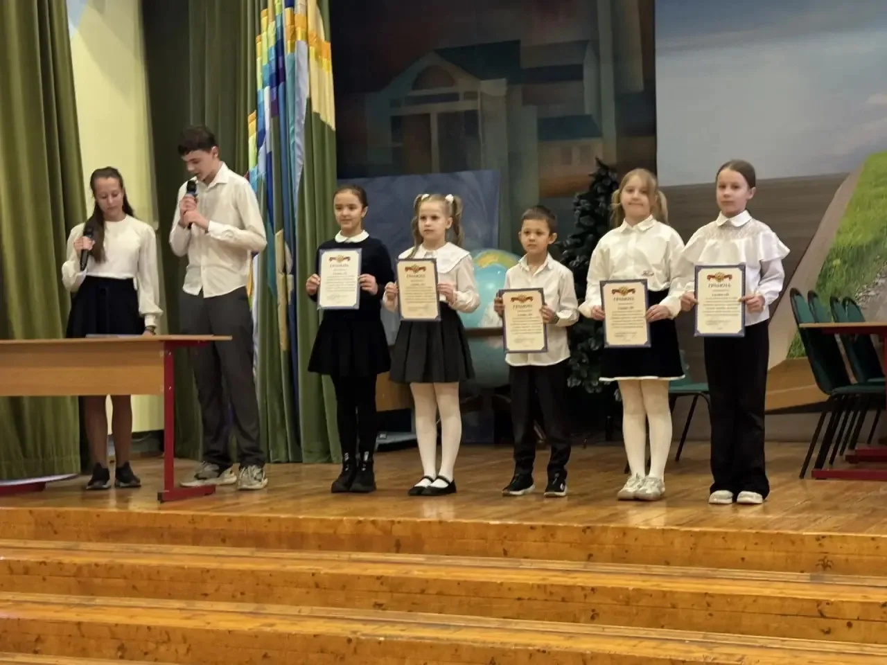 Утро, с которого начинается гордость  🇷🇺 Поднятие флага прошло торжественно и собрало вместе всю шко