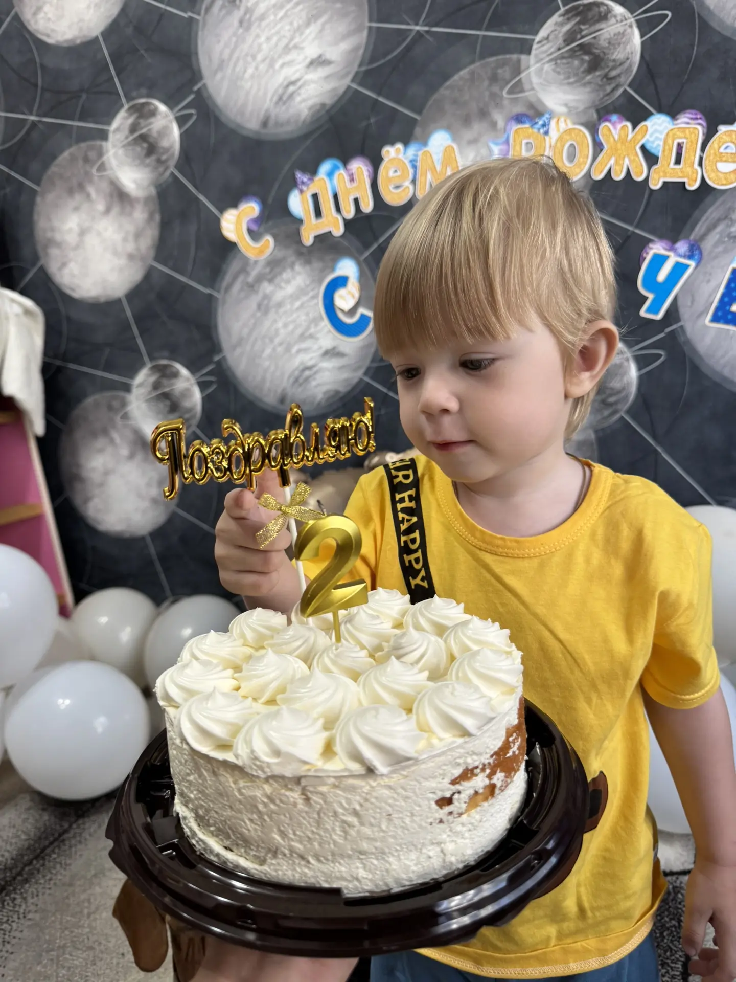 Первый раз сам задувает свечку 💕🩵