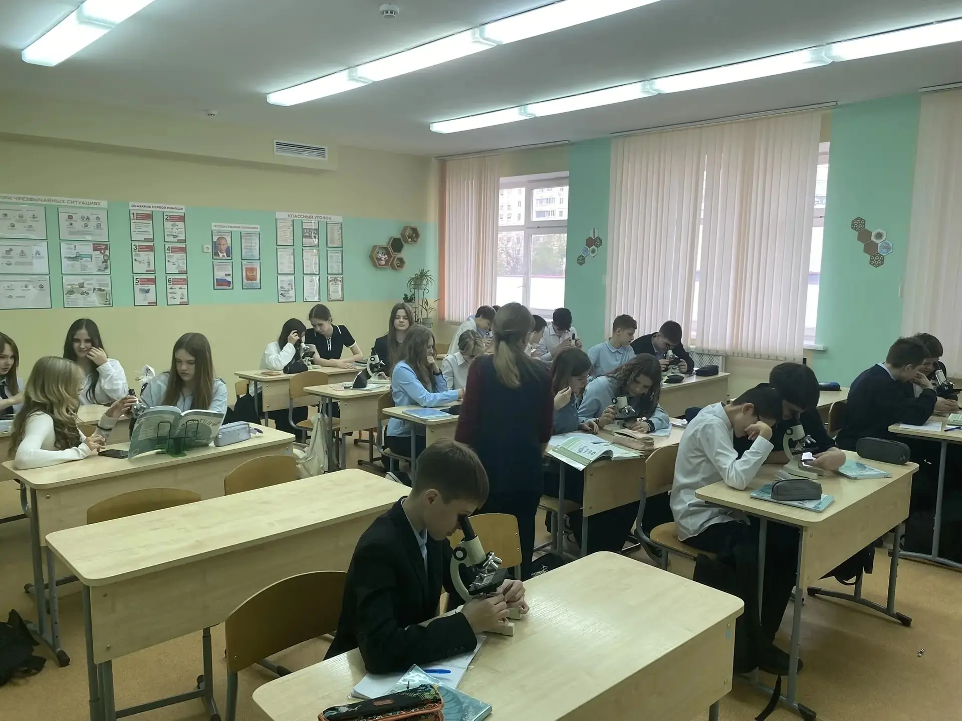 Ребята из 7А на уроке биологии🍀 рассматривали строение плесневых грибов и дрожжей. С помощью светово