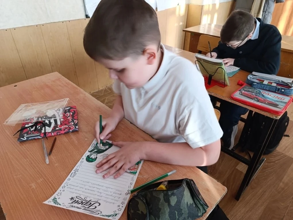 «Тепло детских рук и слова поддержки: школьники собрали гуманитарную помощь для бойцов СВО ко Дню за