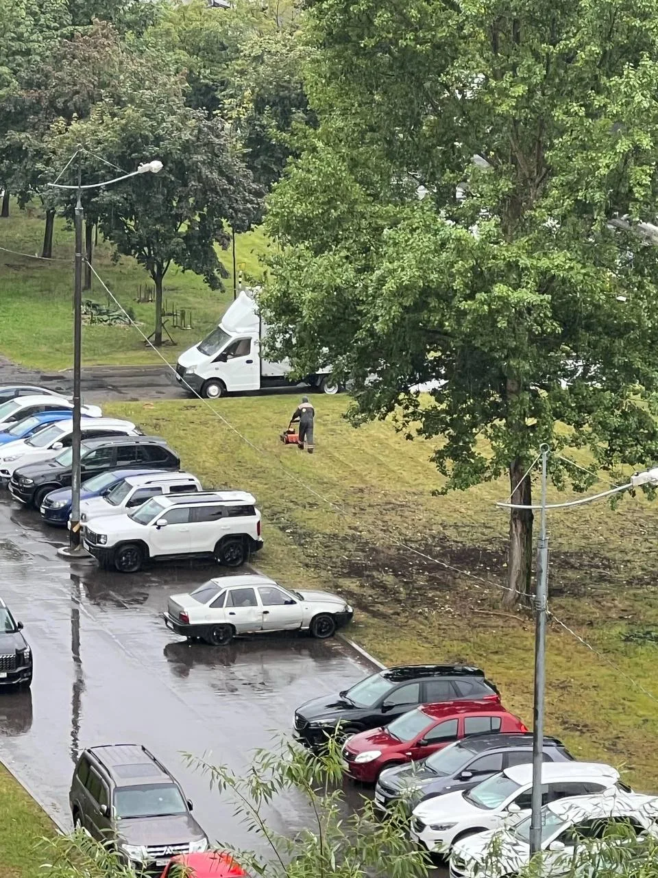 💬В сильный дождь в выходной день в Отрадном устроили покос газона.

Подписчица засняла это в 16:30.
