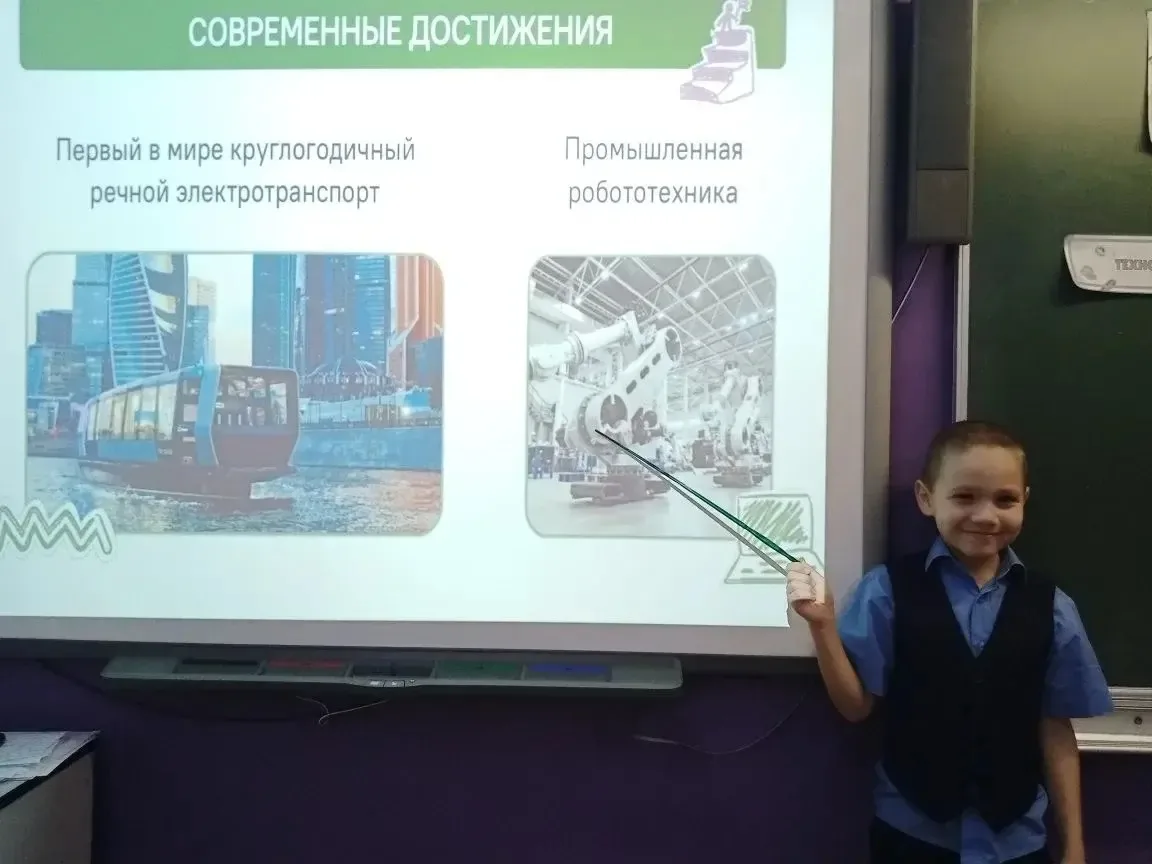 НЕДЕЛЯ НАЧИНАЕТСЯ С ГОРДОСТИ И НОВЫХ ЗНАНИЙ! 🇷🇺🏭  Понедельник в МБОУ СШ №28 г. Липецка традиционно н
