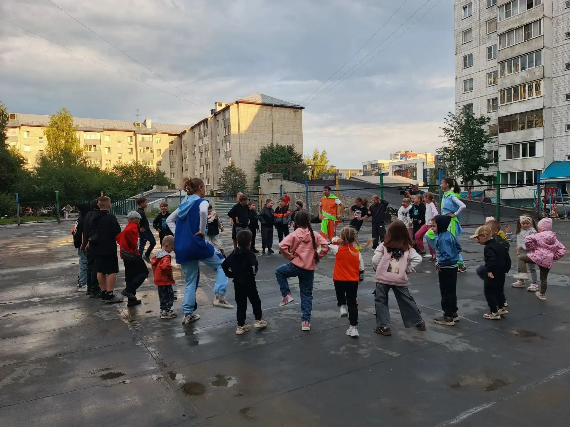 В микрорайоне Лазурный отметили День города