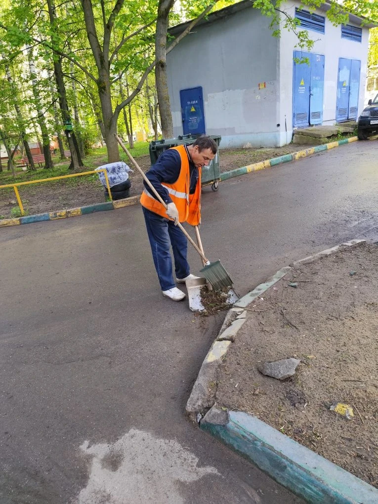 С самого утра наши дворники выходят на свои участки: проводят уборку, собирают мусор, приводят в пор