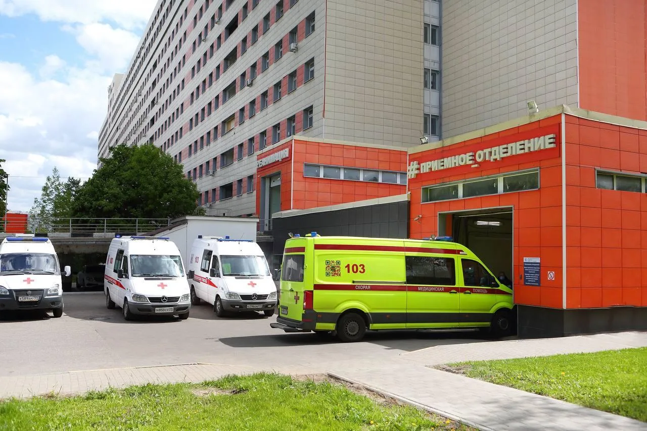 👀 Самое высокое здание в мире «Бурдж-Халифа» в Дубае окрасили в триколор в честь Дня Р...