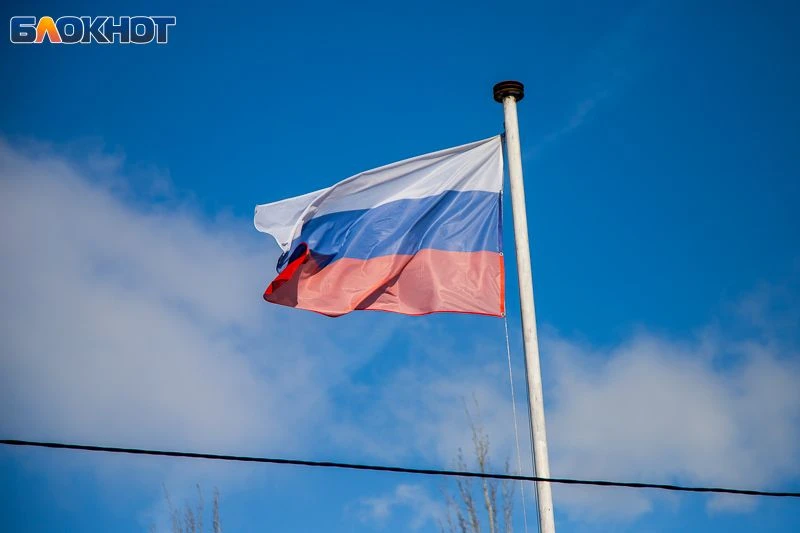 Российский флаг теперь станет обязательным на всех государственных стадионах — постоянно, а перед лю