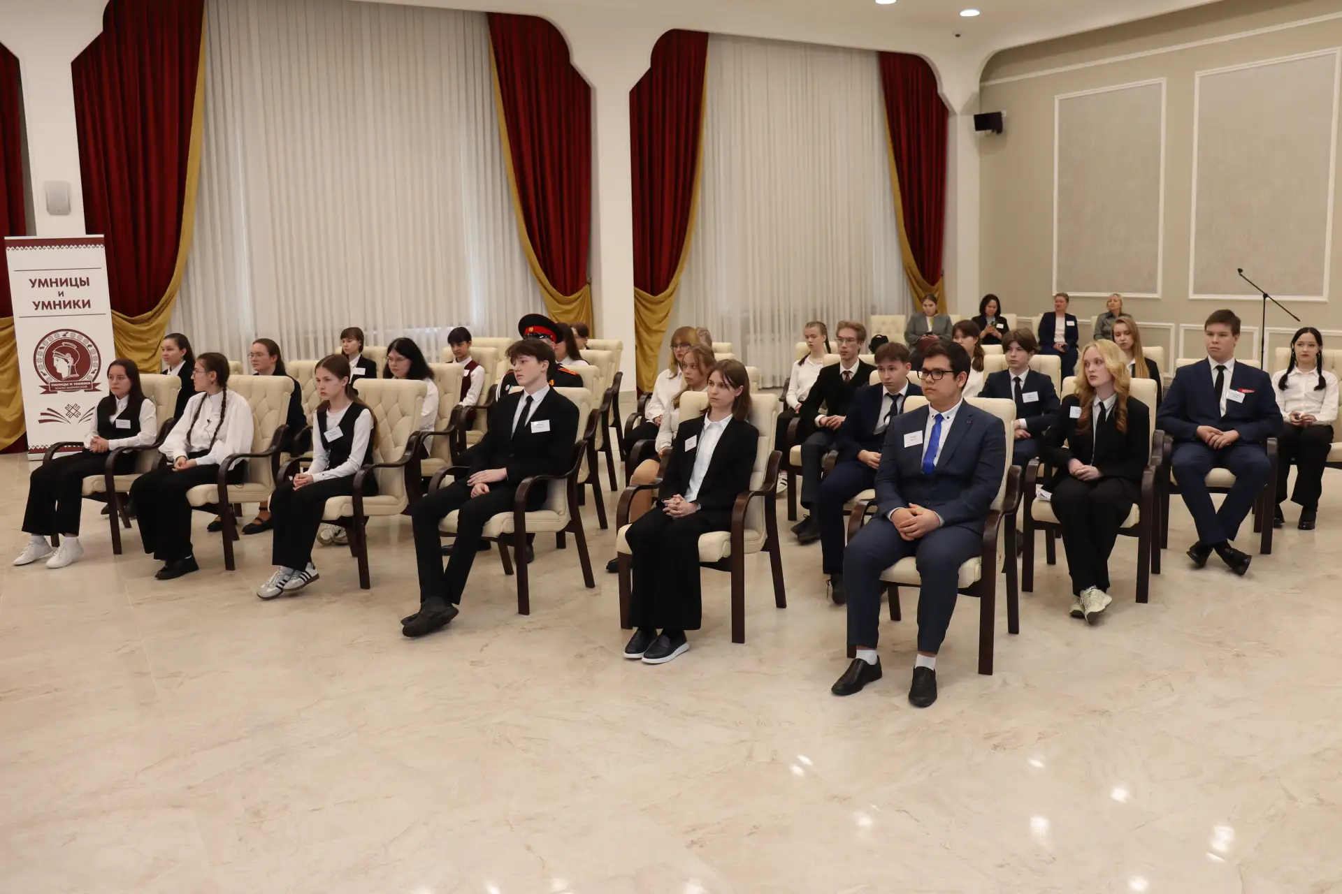 🎓Юные интеллектуалы Марий Эл готовы к финальной битве!  В Доме Дружбы прошёл полуфинал Региональной 