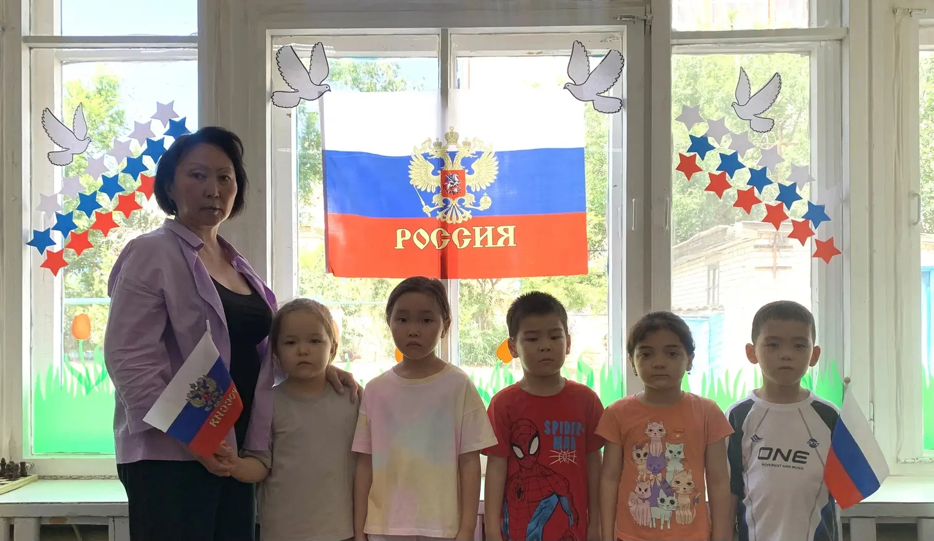 Флаг бывает разный,
Но мне всего милей
Бело-синий-красный
Флаг Родины моей!

Логопедическая подготов
