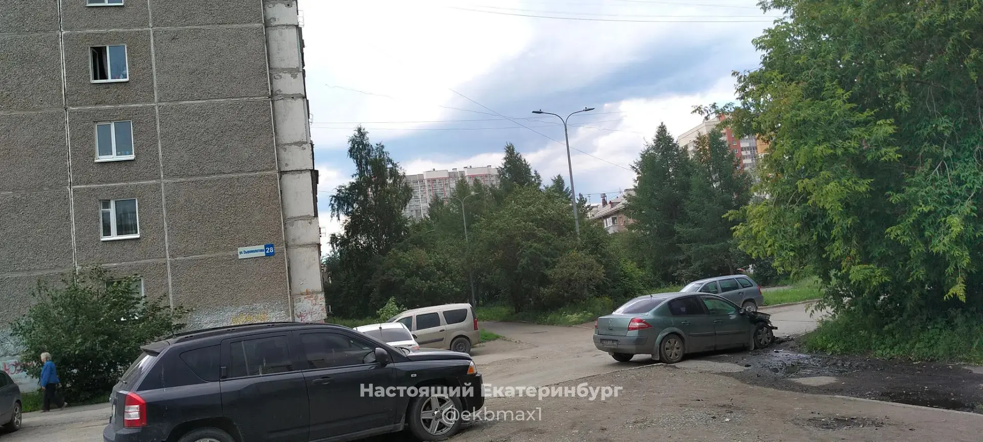 Сгоревшая машина перекрывает дорогу, делится подписчик.