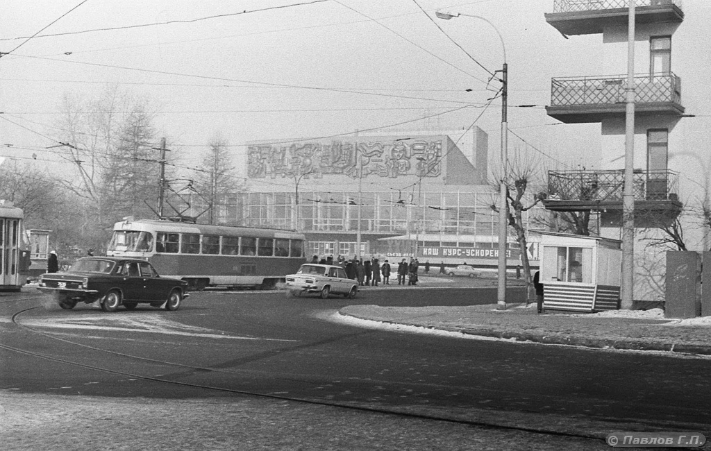 На перекрёстке улицы Московской и проспекта Ленина. На втором плане - Дворец молодёжи, ...