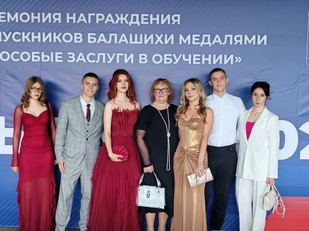 НАШИ ЗОЛОТЫЕ ВЫПУСКНИКИ🌟
27 июня в ДК "Заря" состоялась торжественная церемония вручения медалей «З