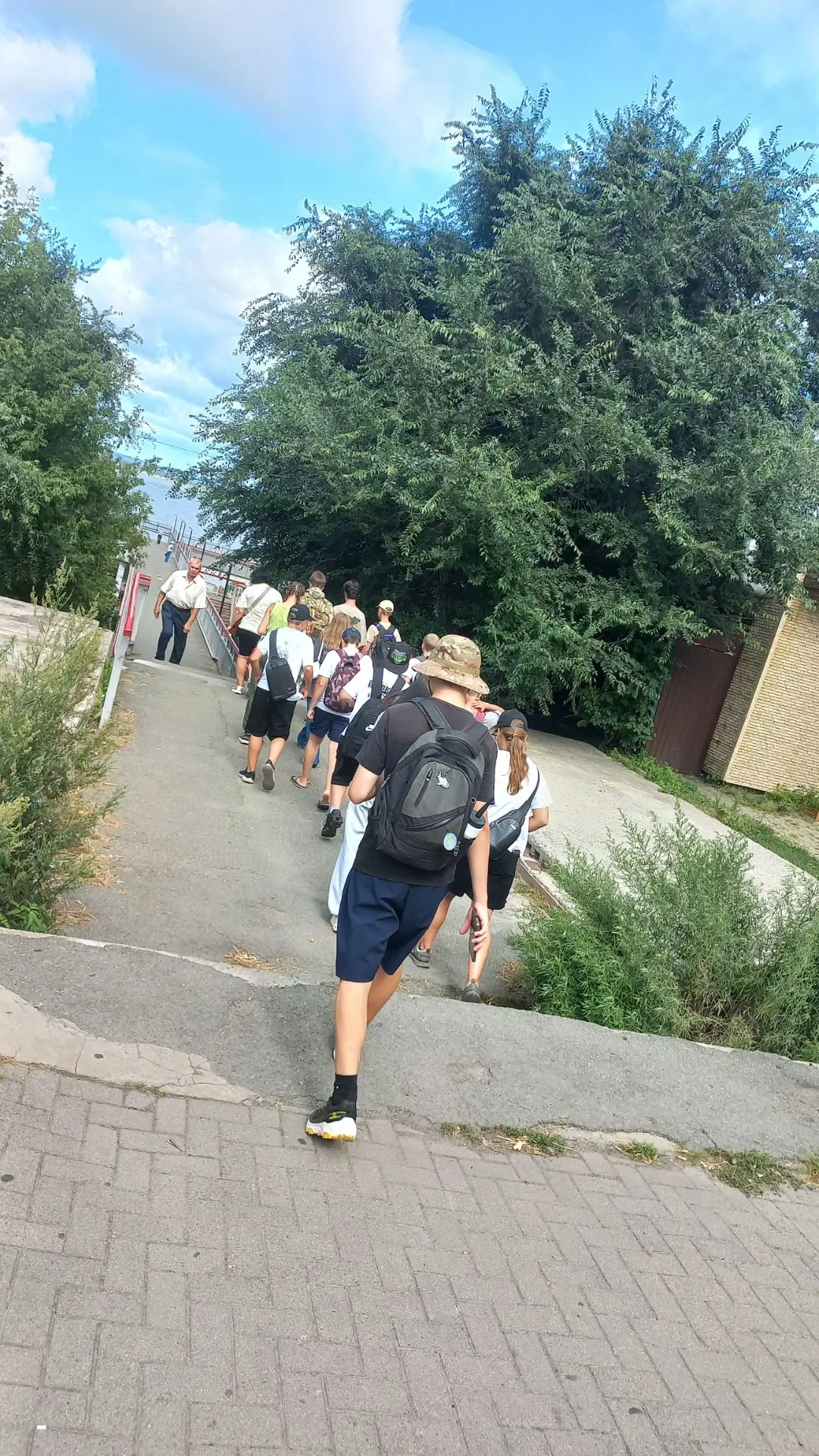 Сегодня наши ребята отправились в небольшое, но настоящее путешествие — к Угловому зали...