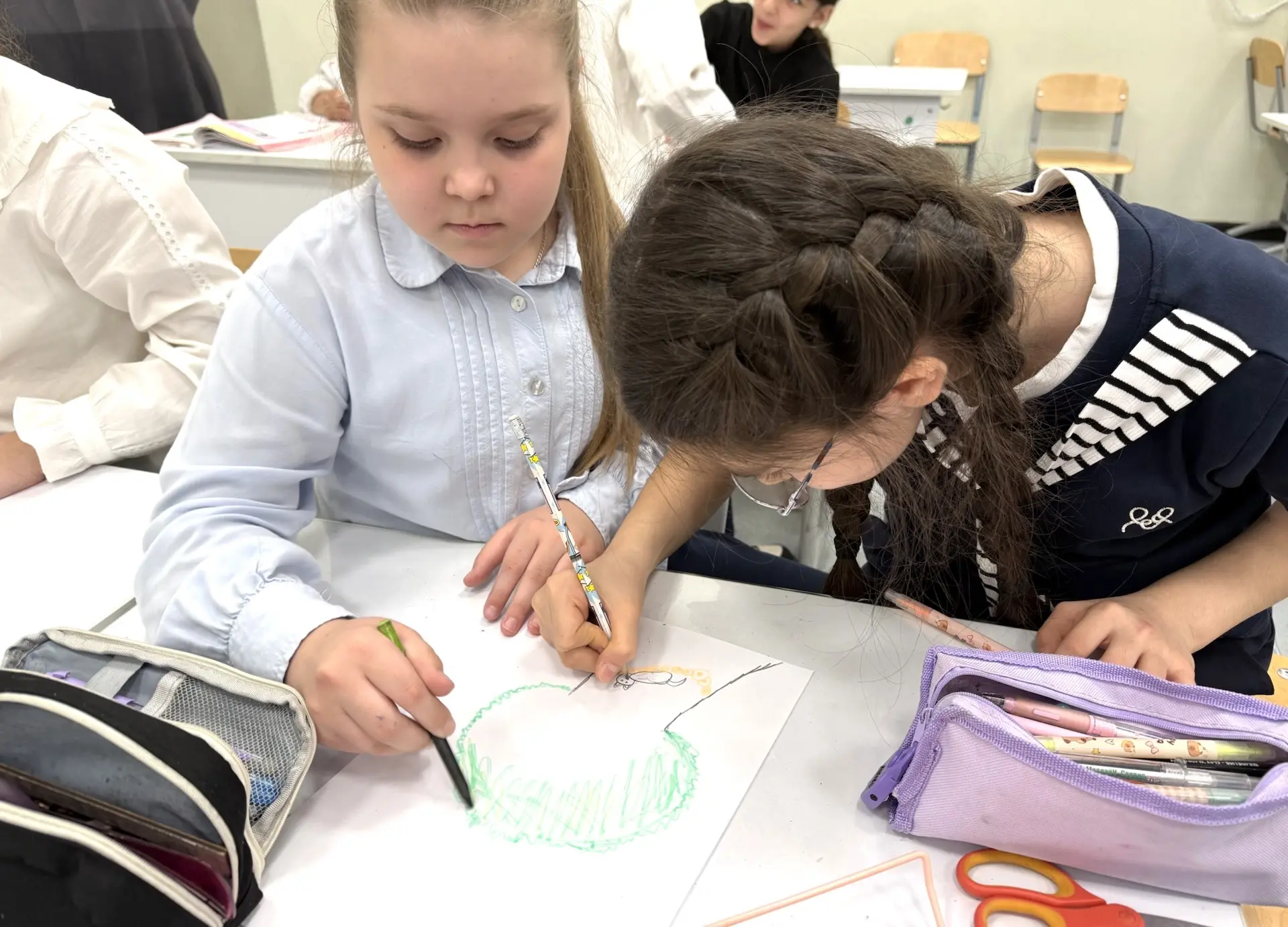 🎨 Волшебство на бумаге!  В 3 «А» классе прошел конкурс на лучшую иллюстрацию к любимому произведению