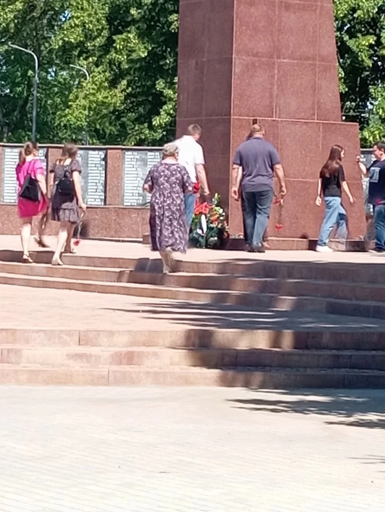 Сегодня, 22.06.2026 года возле мемориала «Родина Мать»  возложили цветы ко Дню памяти и скорби
