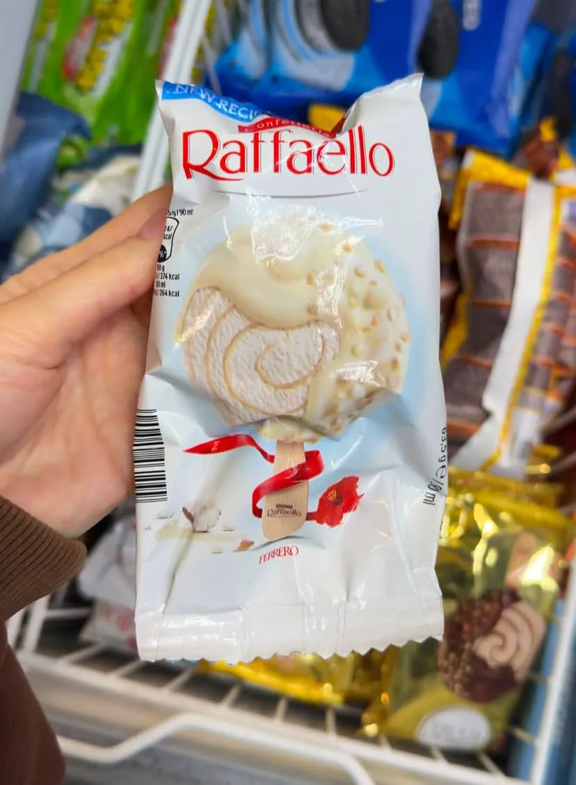 🍨 Мороженое Raffaello и Ferrero Rocher появилось в магазинах Москвы. Одна упаковка сто...