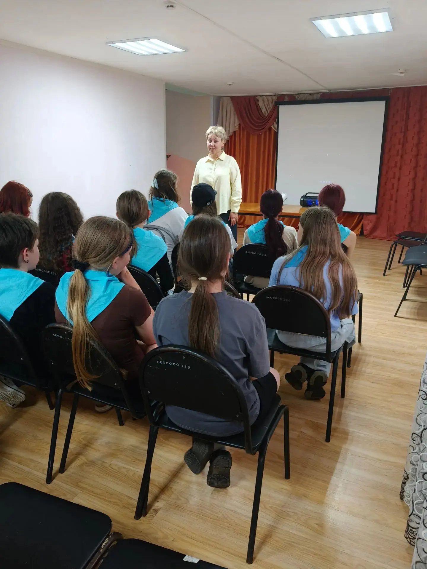 Председатель совета Народных депутатов Инна Якубовна Бережеова провела с детьми беседу с презентацие
