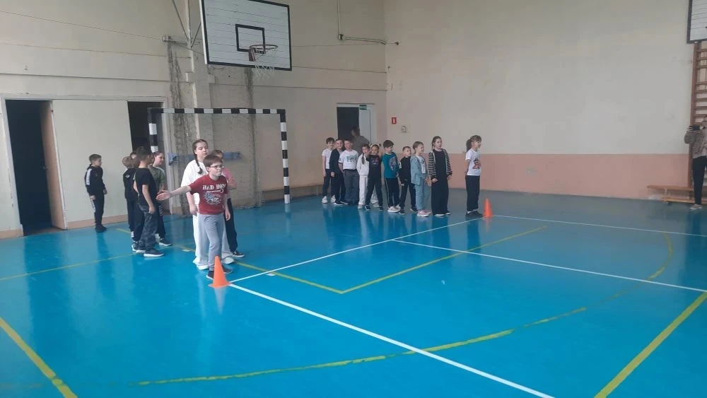 🎉 Весёлые старты: соревнование между 2‑м и 3‑м классами!    На каникулах между учениками 2‑го и 3‑го
