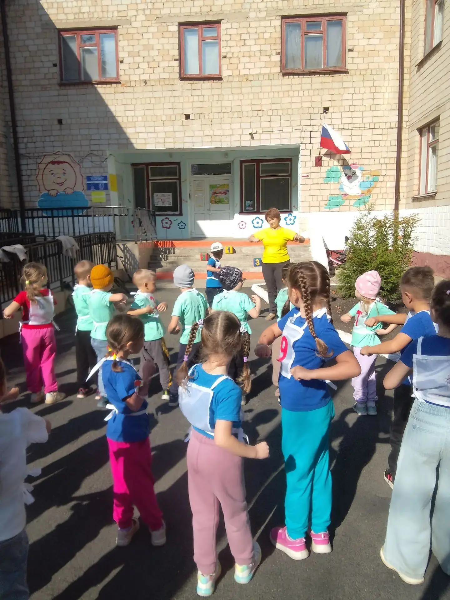 Маленькие ножки бегут по большой дорожке! 👟