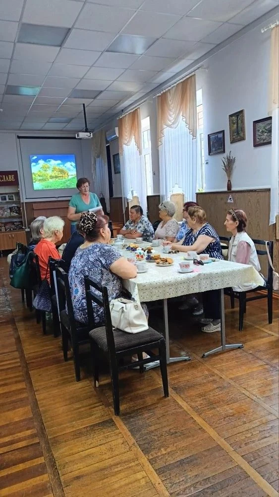 Встреча клуба «Надежда»: праздник ко Дню России в библиотеке!

В центральной районной библиотеке про