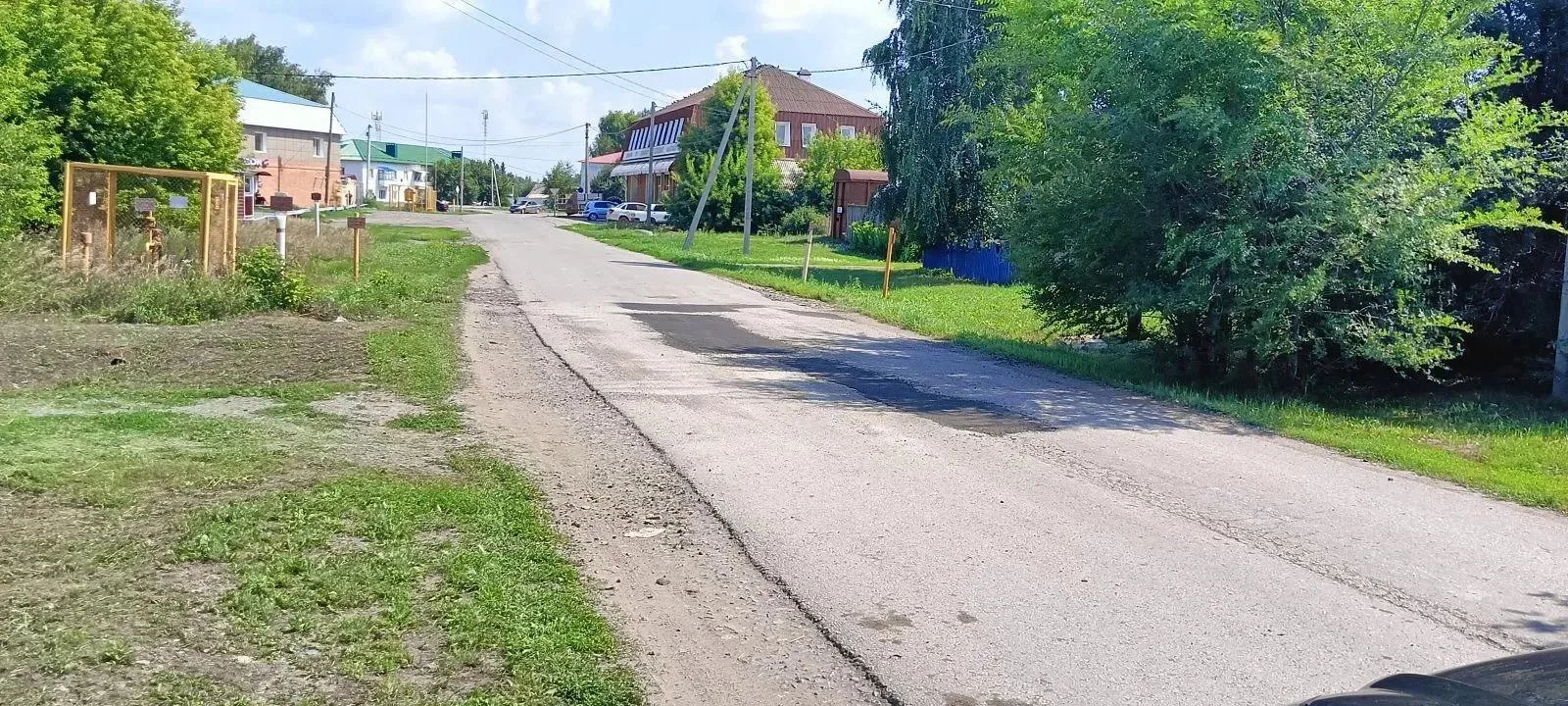 В Нововаршавке полным ходом идут работы по ямочному ремонту автомобильных дорог.