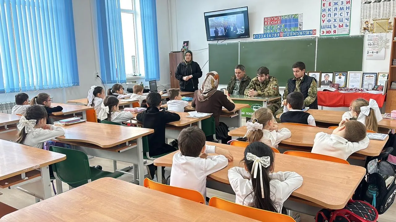 🇷🇺 Урок мужества в 1 «г» классе  ⚡️В рамках месячника патриотического воспитания в 1 «г» классе под 