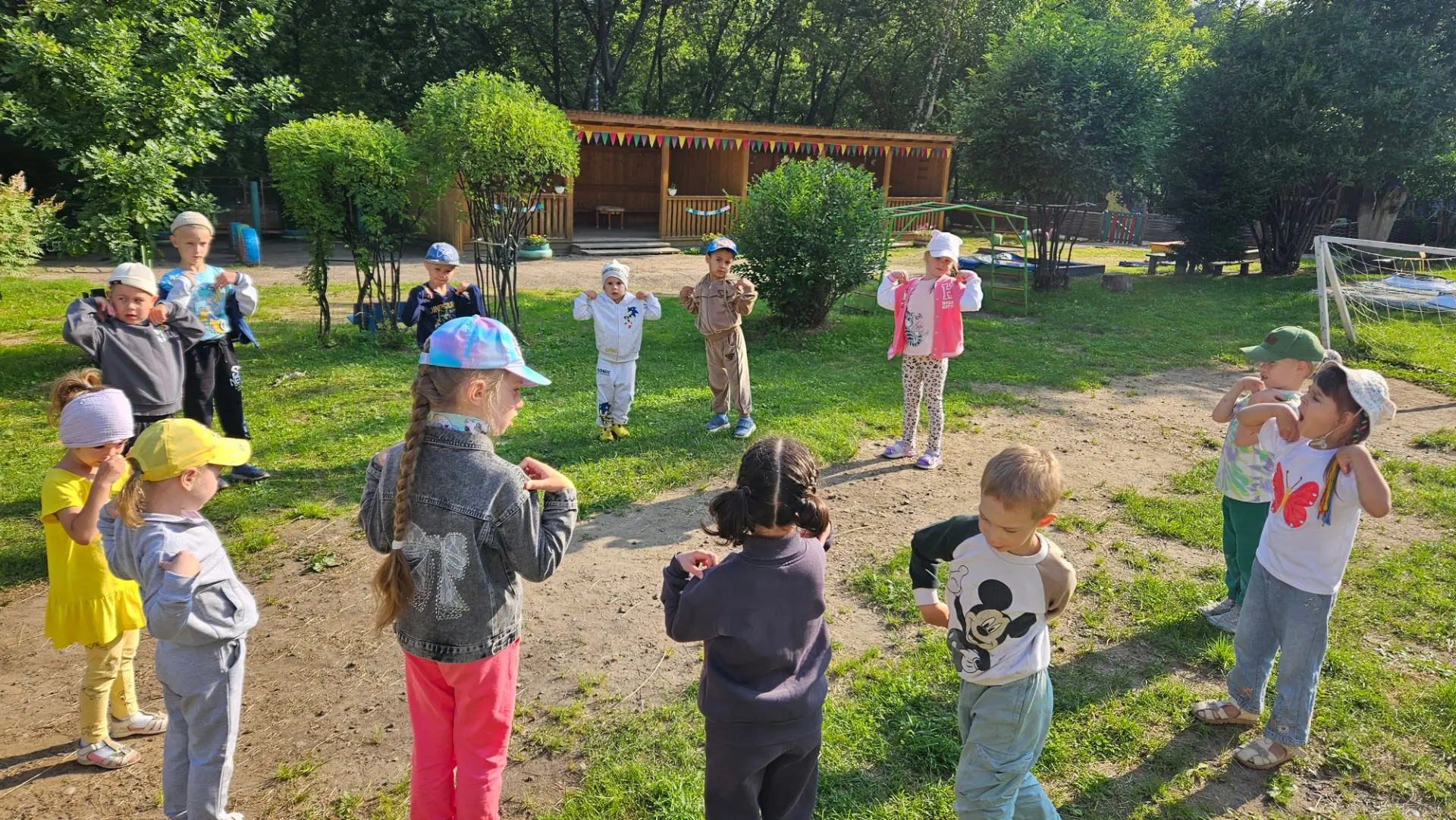 ☀️ Солнце, воздух и... дисциплина! Почему летняя зарядка на улице — лучшая инвестиция в здоровье реб