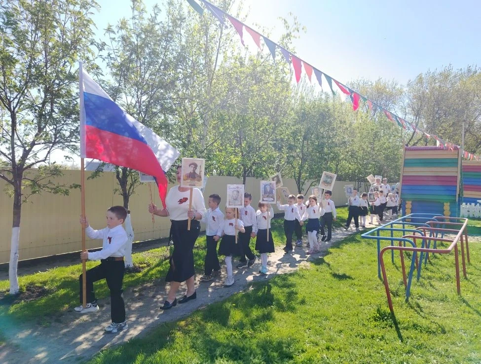 Сегодня в нашем детском саду прошёл «Бессмертный полк» —важное событие для всех нас.
Ребята вместе с