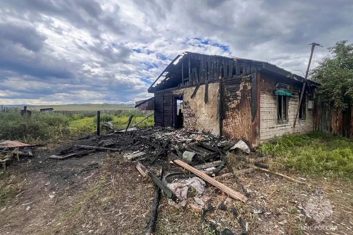 ❗️Возле Саяногорска на дороге загорелся автомобиль, а в Пуланколе выгорел дом