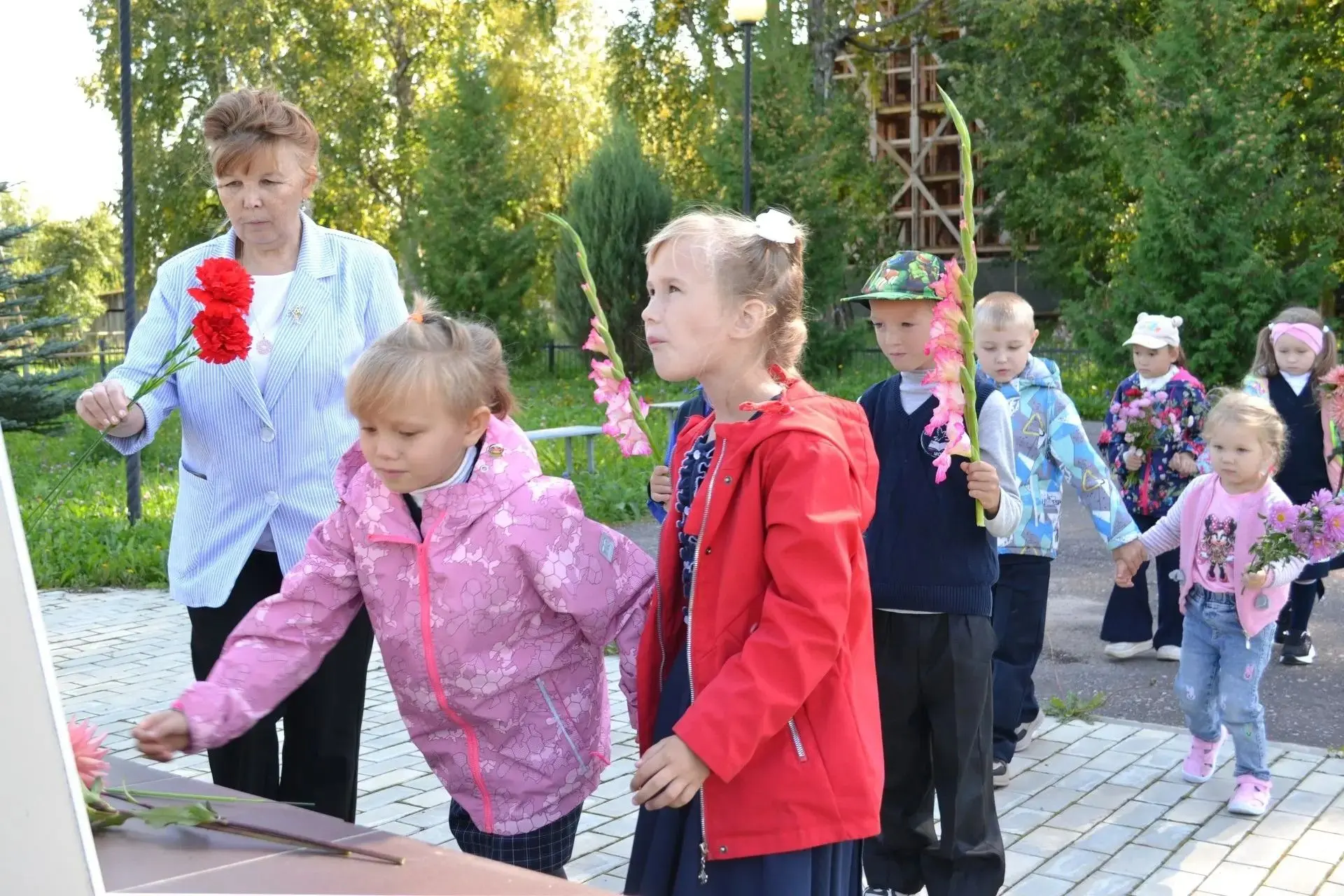 ВОЗЛОЖИЛИ ЦВЕТЫ К ОБЕЛИСКУ