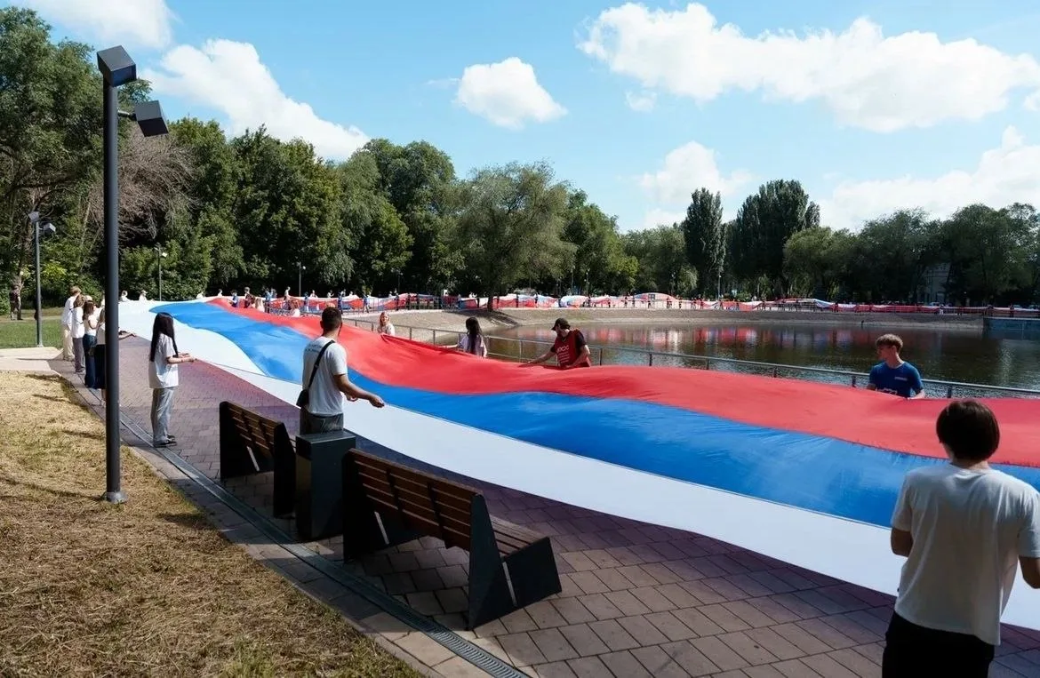 В Самаре отметили День России масштабным флешмобом. Накануне в парке "Молодежный" вокруг озера разве